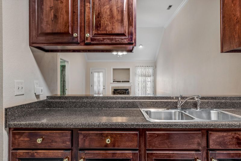 68 Briarstone Dr, Rossville, GA 30741