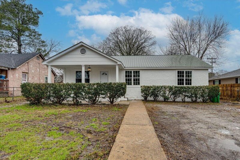 22 Hollywood Dr, Rossville, GA 30741