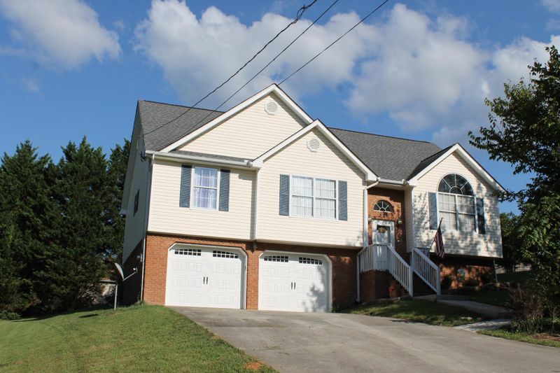 720 Debbie Ln, Ringgold, GA 30736