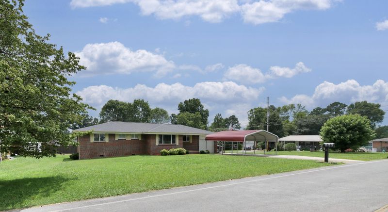 6 Phillips Dr, Fort Oglethorpe, GA 30742