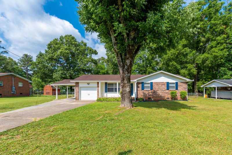 2424 Lakeview Dr, Rossville, GA 30741