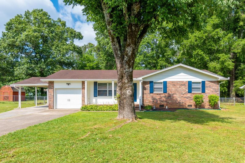 2424 Lakeview Dr, Rossville, GA 30741