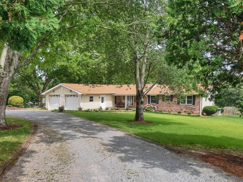 420 Griffin Rd, Lookout Mountain, GA 30750