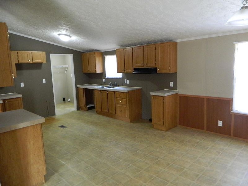 1013 Holly Creek Dr, Chatsworth, GA 30705
