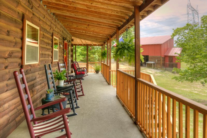 483 Walls Cir, Trenton, GA 30752