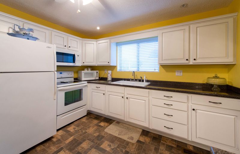 625 James St, Rossville, GA 30741