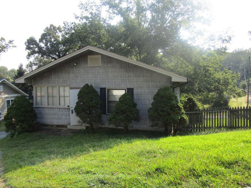 439 Oak St, Rossville, GA 30741