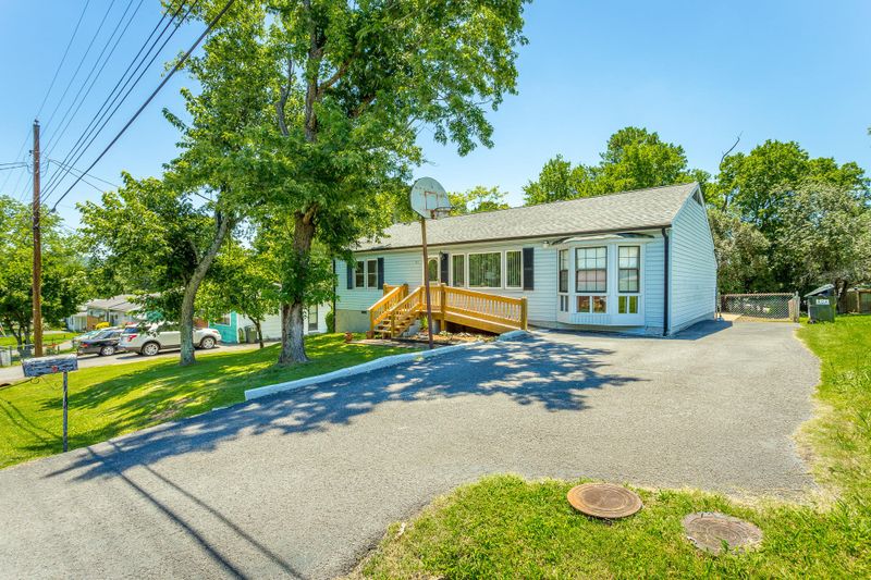 721 Cherokee Trl, Rossville, GA 30741