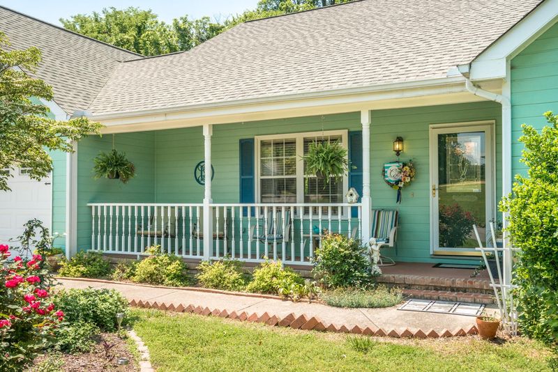 657 Debbie Ln, Ringgold, GA 30736