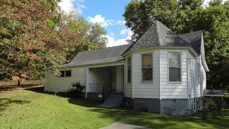 305 Lakeview Dr, Rossville, GA 30741