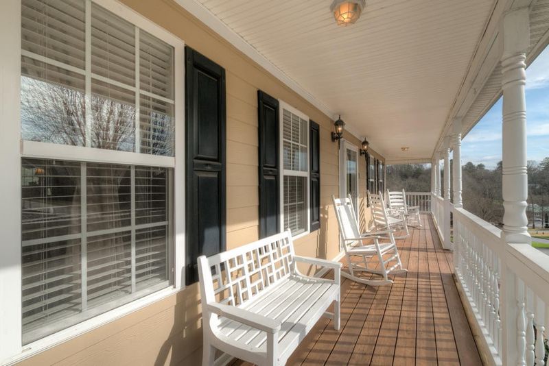 211 Westwood Dr, Calhoun, GA 30701