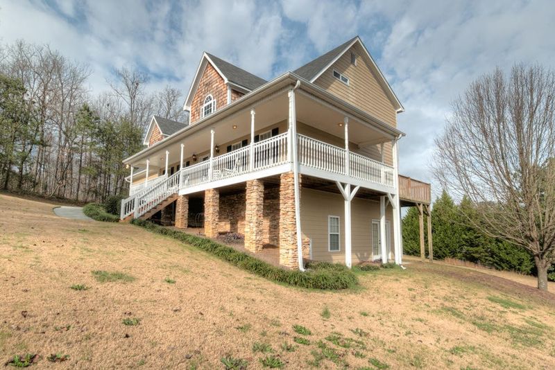 211 Westwood Dr, Calhoun, GA 30701