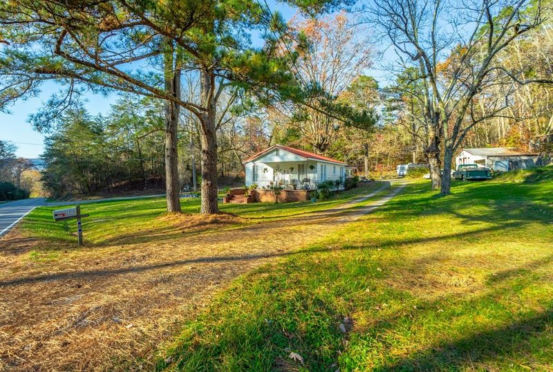 2036 Dry Valley Rd, Rossville, GA 30741