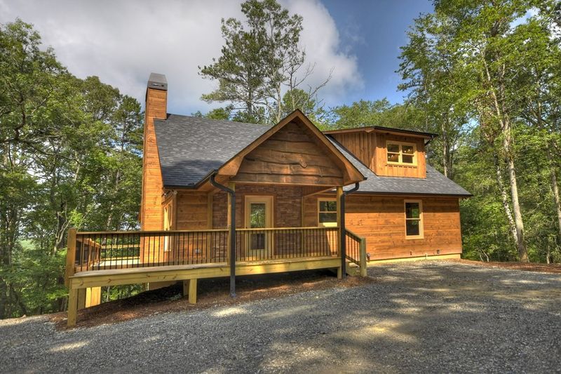 257 Oak Hill Trl, Mineral Bluff, GA 30559