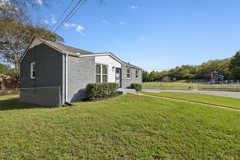 3200 Crowe Dr, Nashville, TN 37218