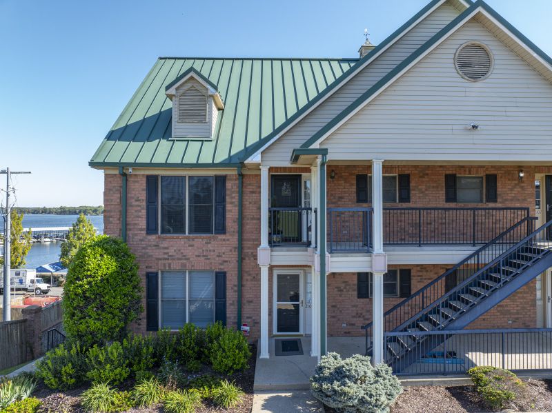 2105 Lakeshore Dr, Old Hickory, TN 37138