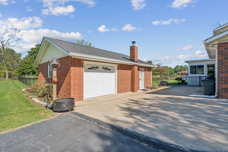 1010 Lakeview Cir, Ashland City, TN 37015