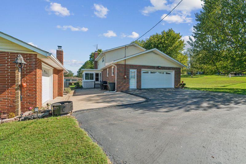 1010 Lakeview Cir, Ashland City, TN 37015