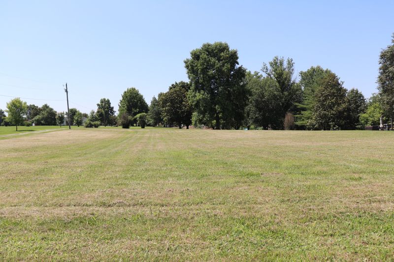 10 E Robertson Rd, Castalian Springs, TN 37031
