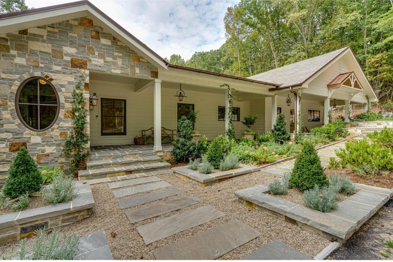 300 Penley Dr, Lookout Mountain, GA 30750