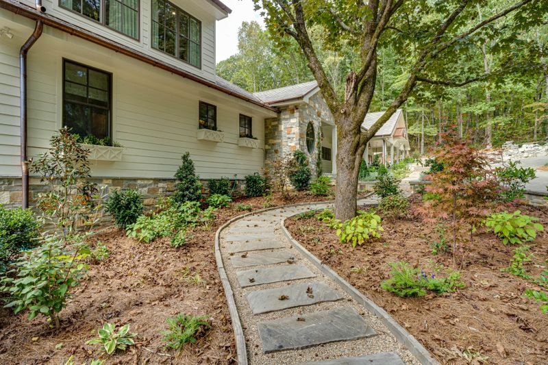 300 Penley Dr, Lookout Mountain, GA 30750
