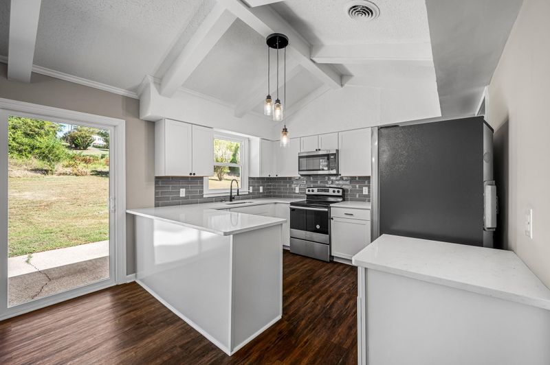 121 S Valley Rd, Hendersonville, TN 37075