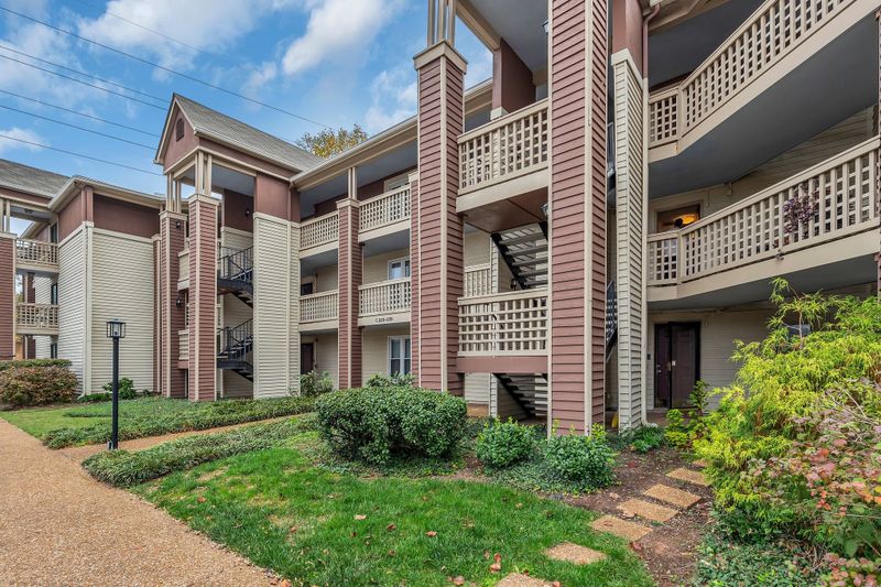 230 Hillsboro Pl, Nashville, TN 37215