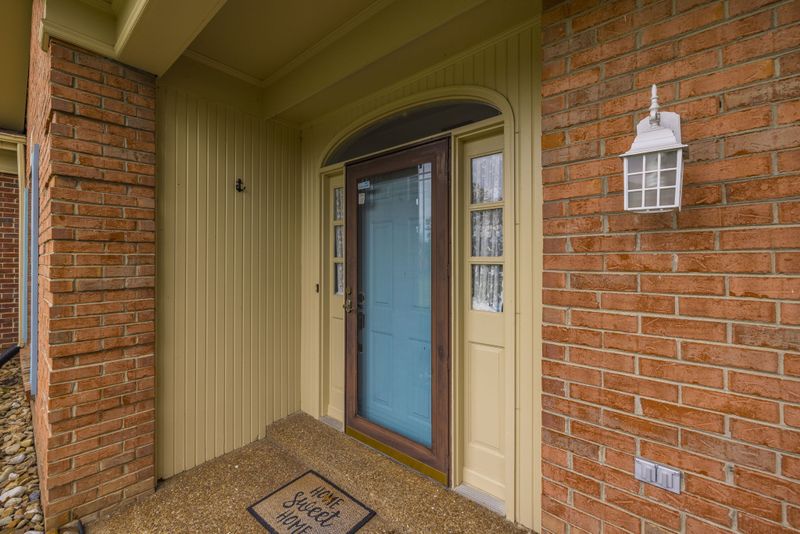 8523 Sawyer Brown Rd, Nashville, TN 37221