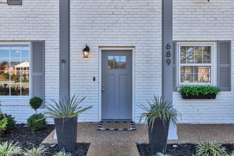 689 Harding Pl, Nashville, TN 37211