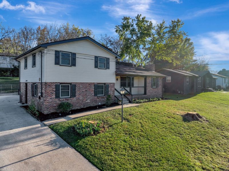 438 Clearwater Dr, Nashville, TN 37217