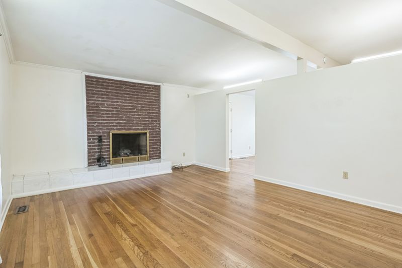 101 Locust Ln, Oak Ridge, TN 37830