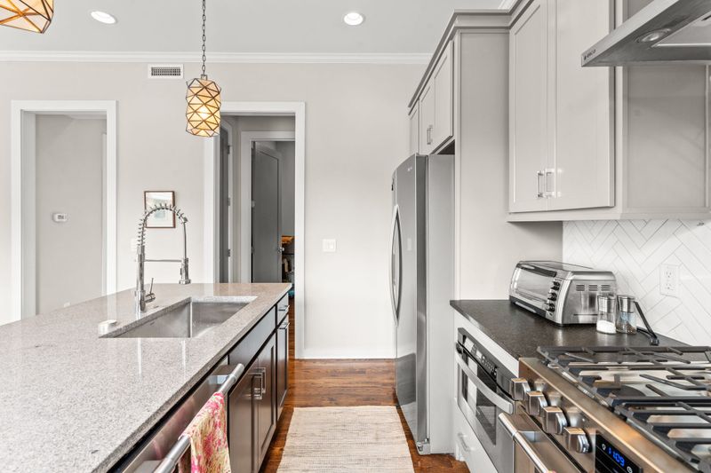 700 Porter Rd, Nashville, TN 37206