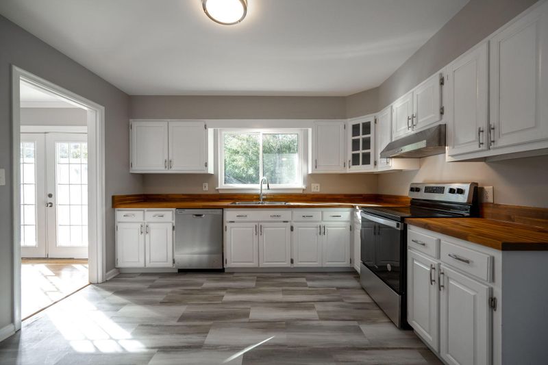 1043 E Circle Dr, Rossville, GA 30741