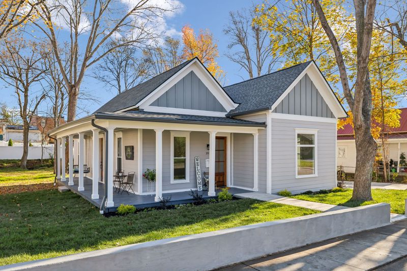 203 N Charlotte St, Dickson, TN 37055
