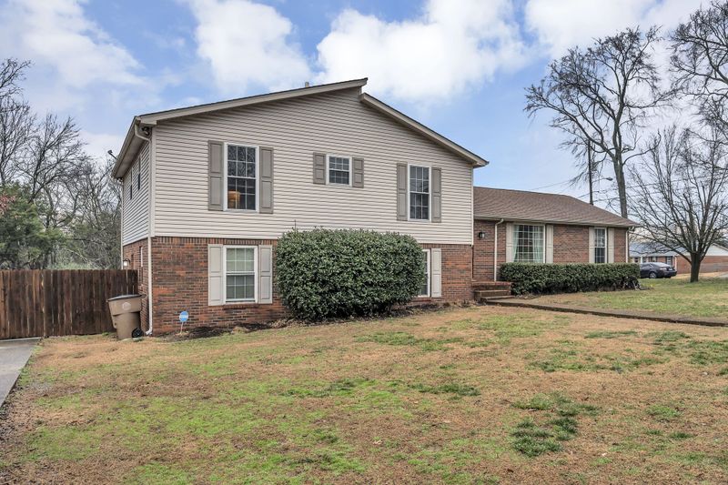 284 Clearlake Dr W, Nashville, TN 37217