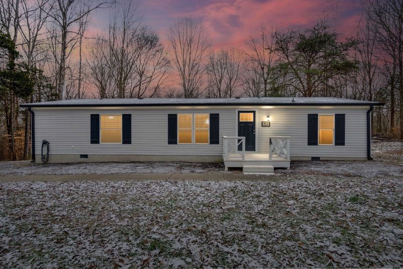 521 Cedarcrest Dr, Chapmansboro, TN 37035
