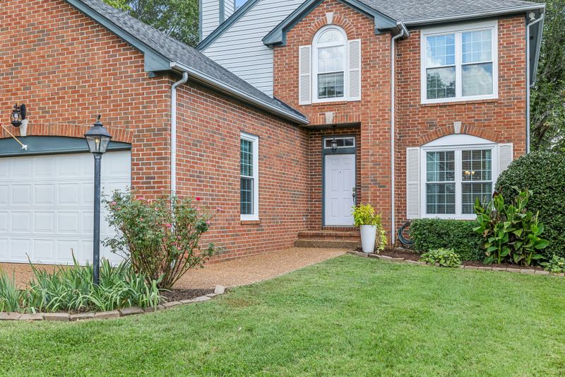 5020 Stonemeade Dr, Nashville, TN 37221