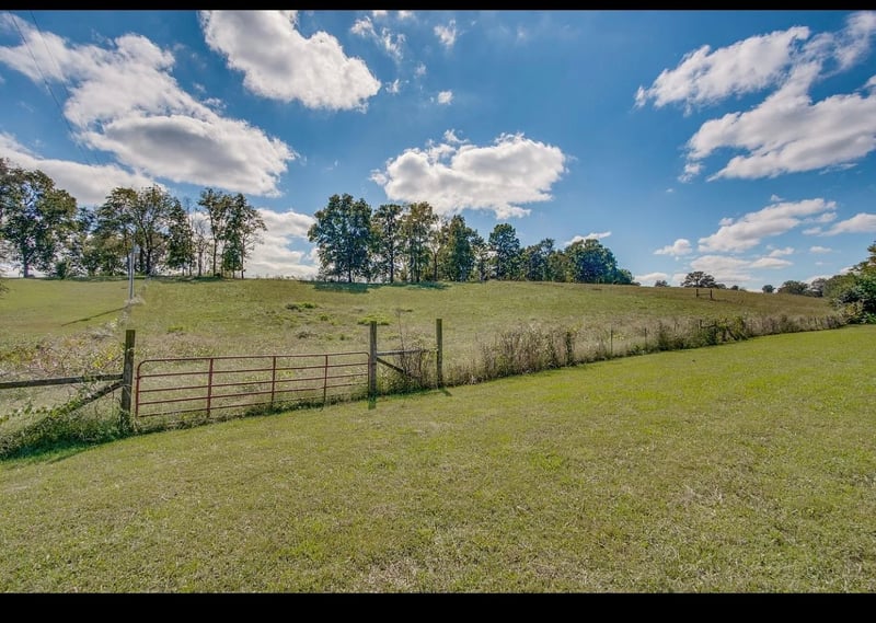879 Tidwell Rd, Burns, TN 37029