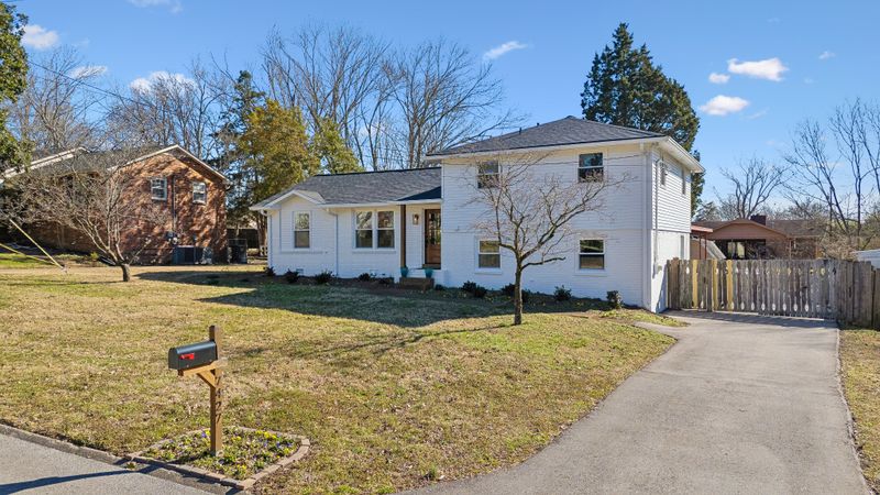 7427 Bridle Dr, Nashville, TN 37221