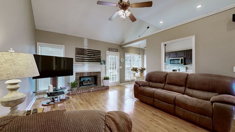 1334 Branchside Ct, Thompsons Station, TN 37179