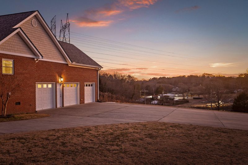 220 Battle Bluff Dr, Rossville, GA 30741