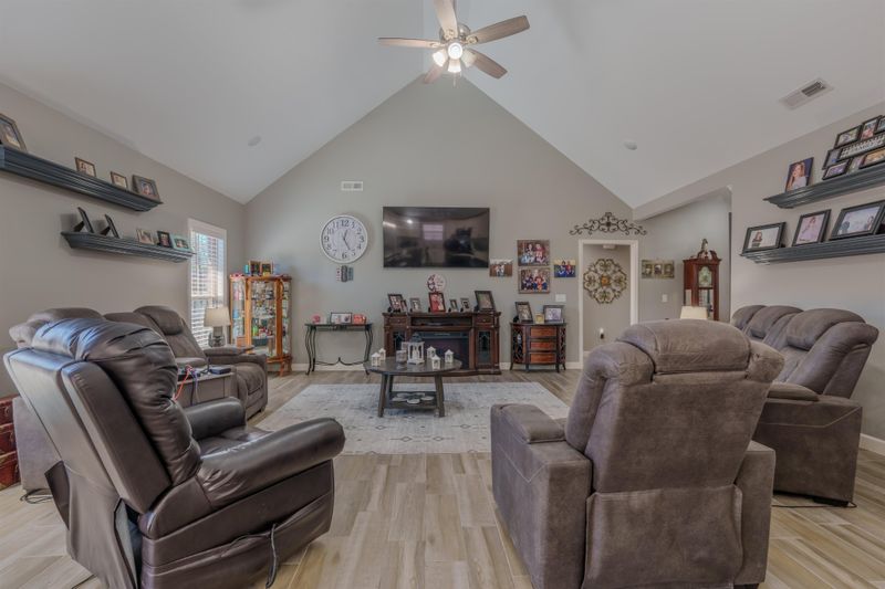 976 Garrett Ln, Florence, AL 35634
