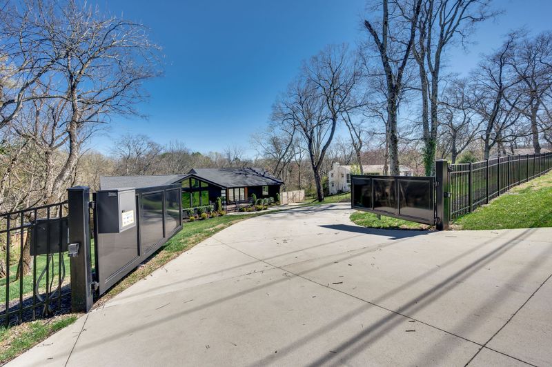 6419 Bresslyn Rd, Nashville, TN 37205