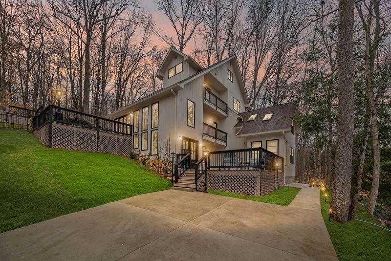 5010 Pine Hill Rd, Nashville, TN 37221