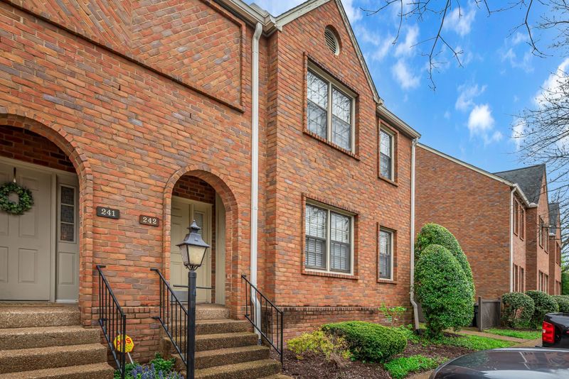 242 Westchase Dr, Nashville, TN 37205