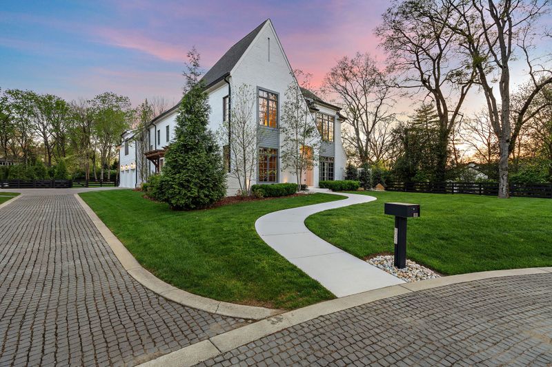 1027B Battery Ln, Nashville, TN 37220