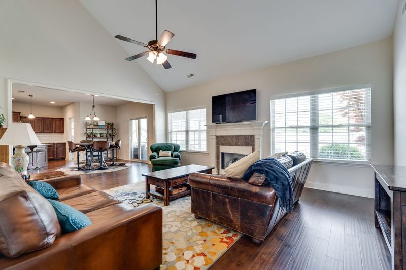 2012 Chapel Ct, Murfreesboro, TN 37128