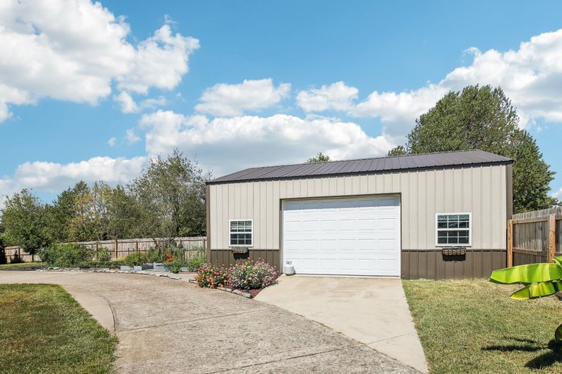 1070 Chenault Ln, Castalian Springs, TN 37031