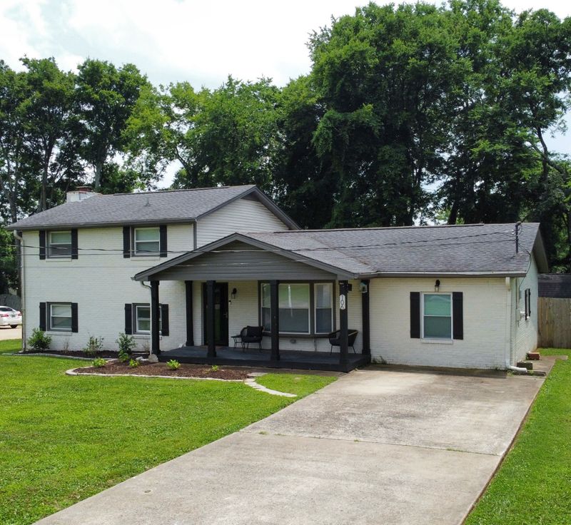 106 Colonial Dr, Hendersonville, TN 37075