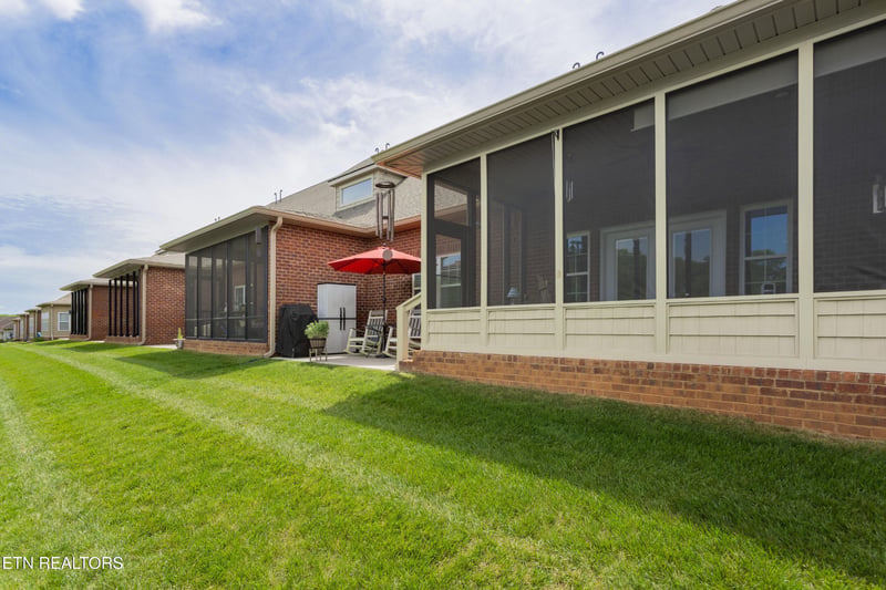 986 Meadow Walk Ln, Lenoir City, TN 37772